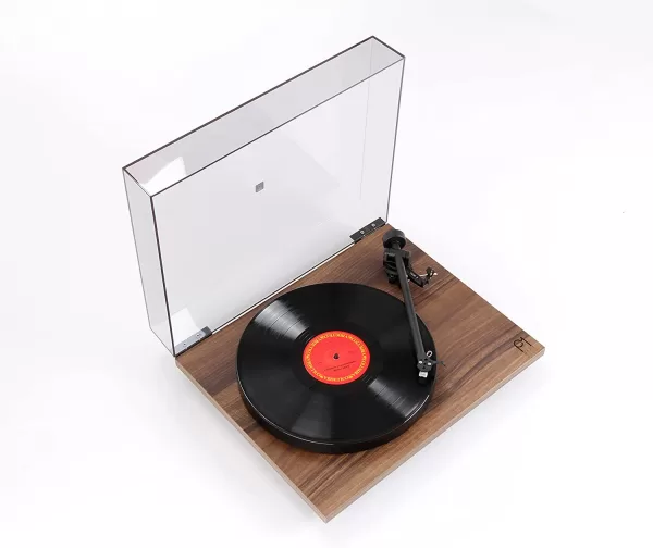 Rega Planar 1 Plus Walnut gramofon - Višestruko nagrađeni gramofon u osvježenom izdanju.