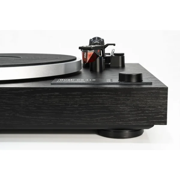 Turntable manual gramofon, remenski pogon, Ortofon 2M Red zvučnica, MM Phono predpojačalo, Line i Phono out izlazi, aluminijumski tanjir, ravna alu ručka, MDF baza sa poboljšanim prigušenjem vibracija i rezonanci. Prodaja Artist d.o.o. Banja Luka, Sarajevo, Doboj - Bosna i Hercegovina