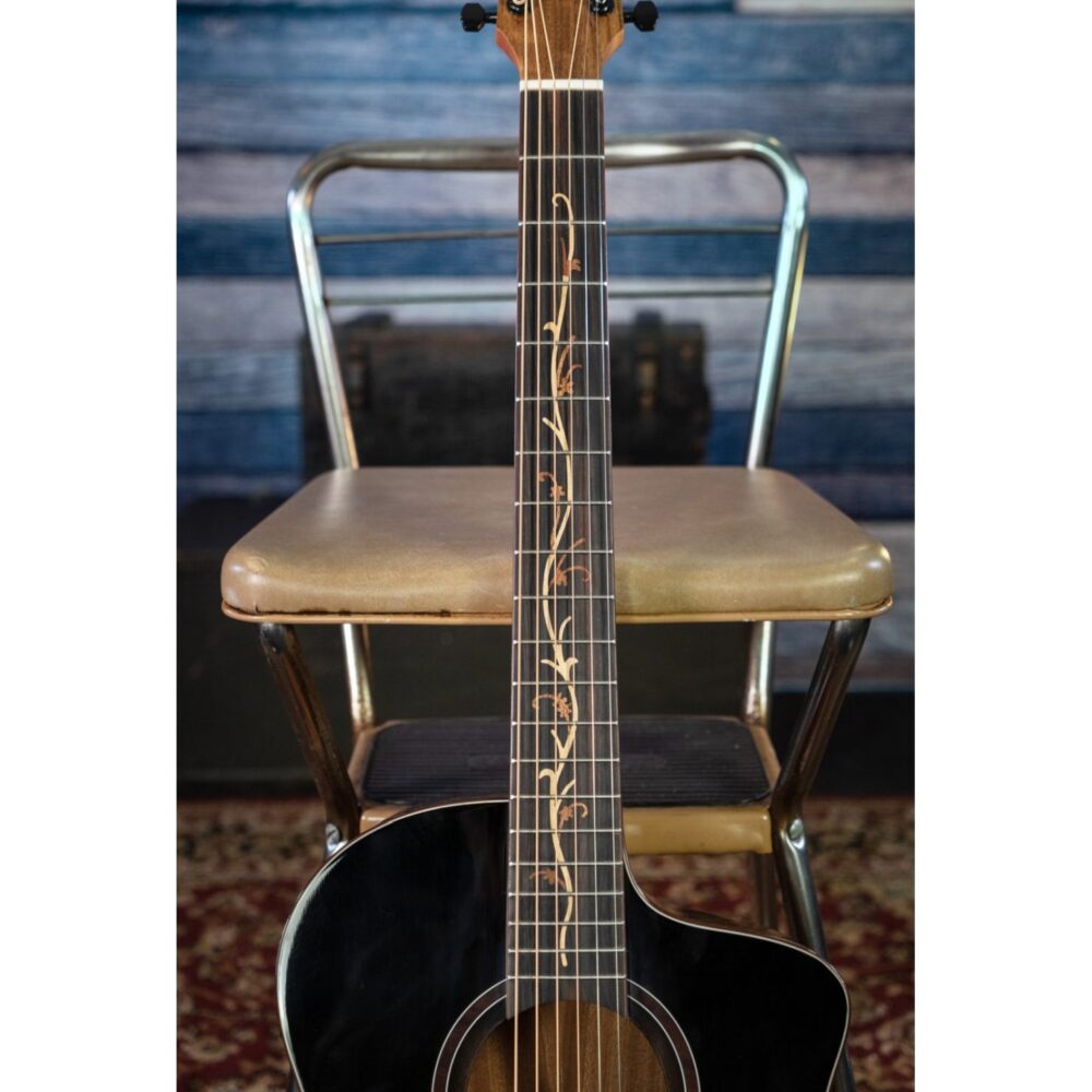Washburn Bella Tono Vite S9V akustična gitara sa cutaway tijelom, profesionalnim Barcus Berry LX4 pickup i preamp sistemom, Ebony fingerboard sa vine inlaid detaljima i figuralnim Walnut back & sides, pruža luksuzni zvuk i udobnost za studio i nastupe uživo. Prodaja Artist d.o.o. Banja Luka, Sarajevo.