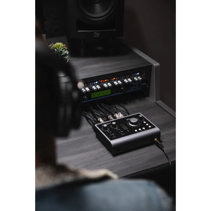 Audient iD24 Desktop USB-C audio interfejs sa Class-A mikrofonskim pretpojačalima i ADAT ekspanzijom. Prodaja Artist d.o.o. Banja Luka, Sarajevo, Doboj.
