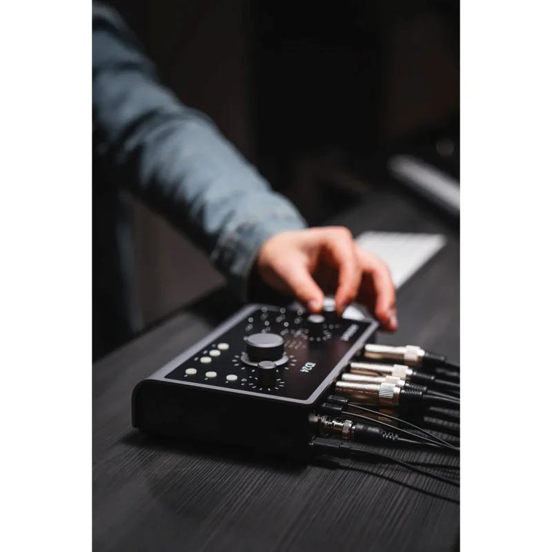 Audient iD24 Desktop USB-C audio interfejs sa Class-A mikrofonskim pretpojačalima i ADAT ekspanzijom. Prodaja Artist d.o.o. Banja Luka, Sarajevo, Doboj.