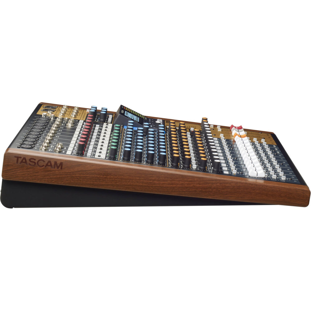 TASCAM Model 16, hibridni mikser, SD snimač, USB audio interfejs, analogna mikseta, multitrack rekorder, Tascam mixer. Prodaja u Artist d.o.o. prodavnicama Banja Luka, Sarajevo.