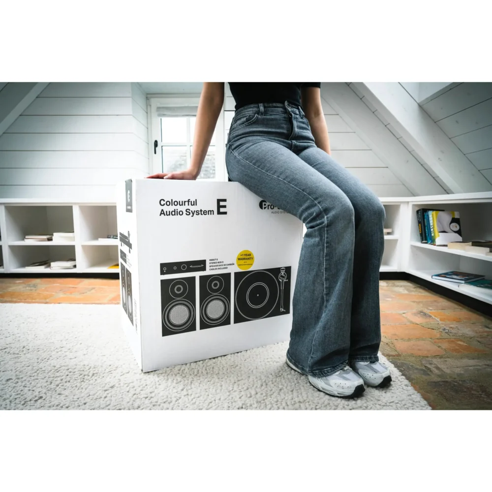Alt opis fotografije: Pro-Ject Colourful Audio System E – kompletan analogni HiFi set sa gramofonom, pojačalom i zvučnicima u elegantnom dizajnu. Prodaja Artist d.o.o. Banja Luka, Sarajevo.