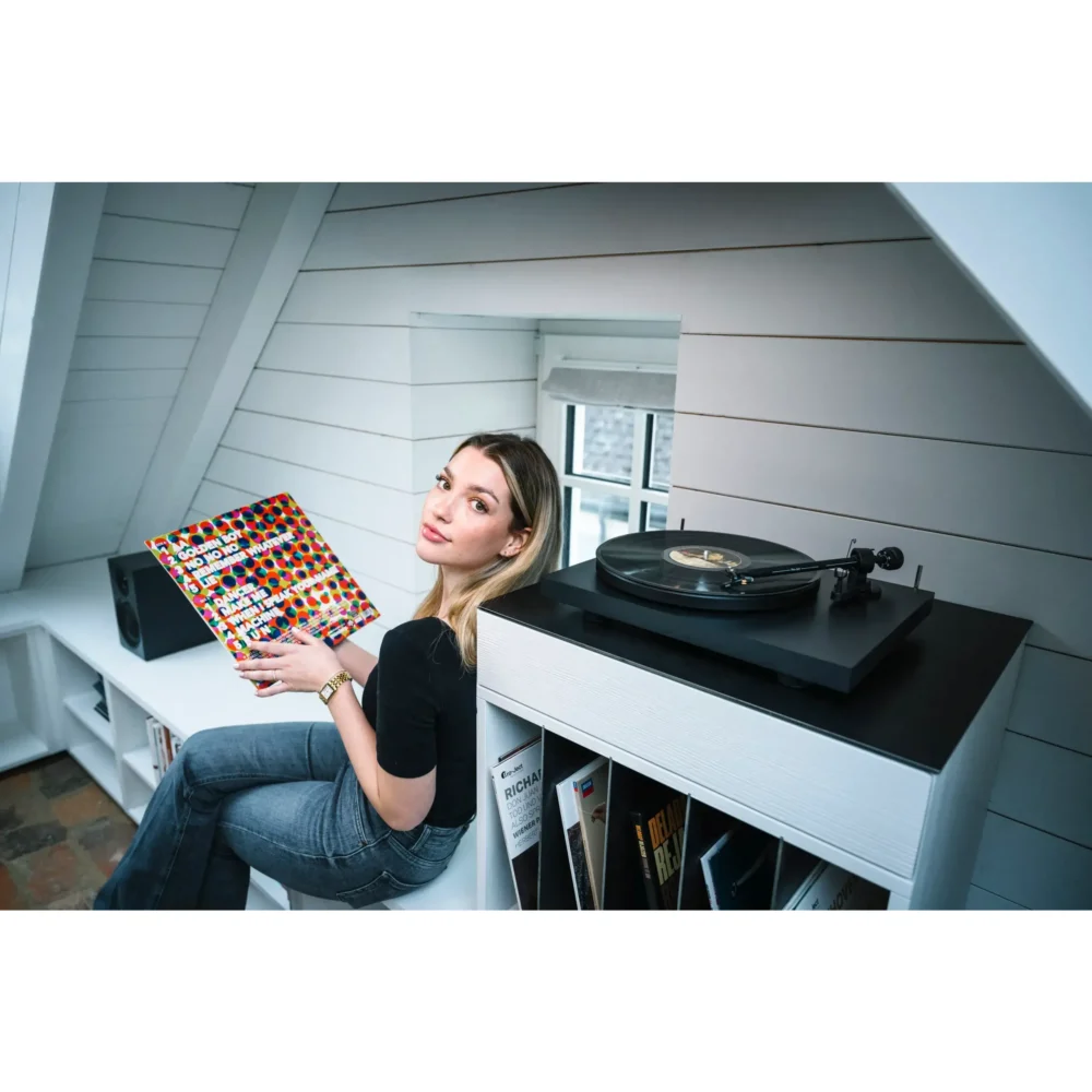 Alt opis fotografije: Pro-Ject Colourful Audio System E – kompletan analogni HiFi set sa gramofonom, pojačalom i zvučnicima u elegantnom dizajnu. Prodaja Artist d.o.o. Banja Luka, Sarajevo.