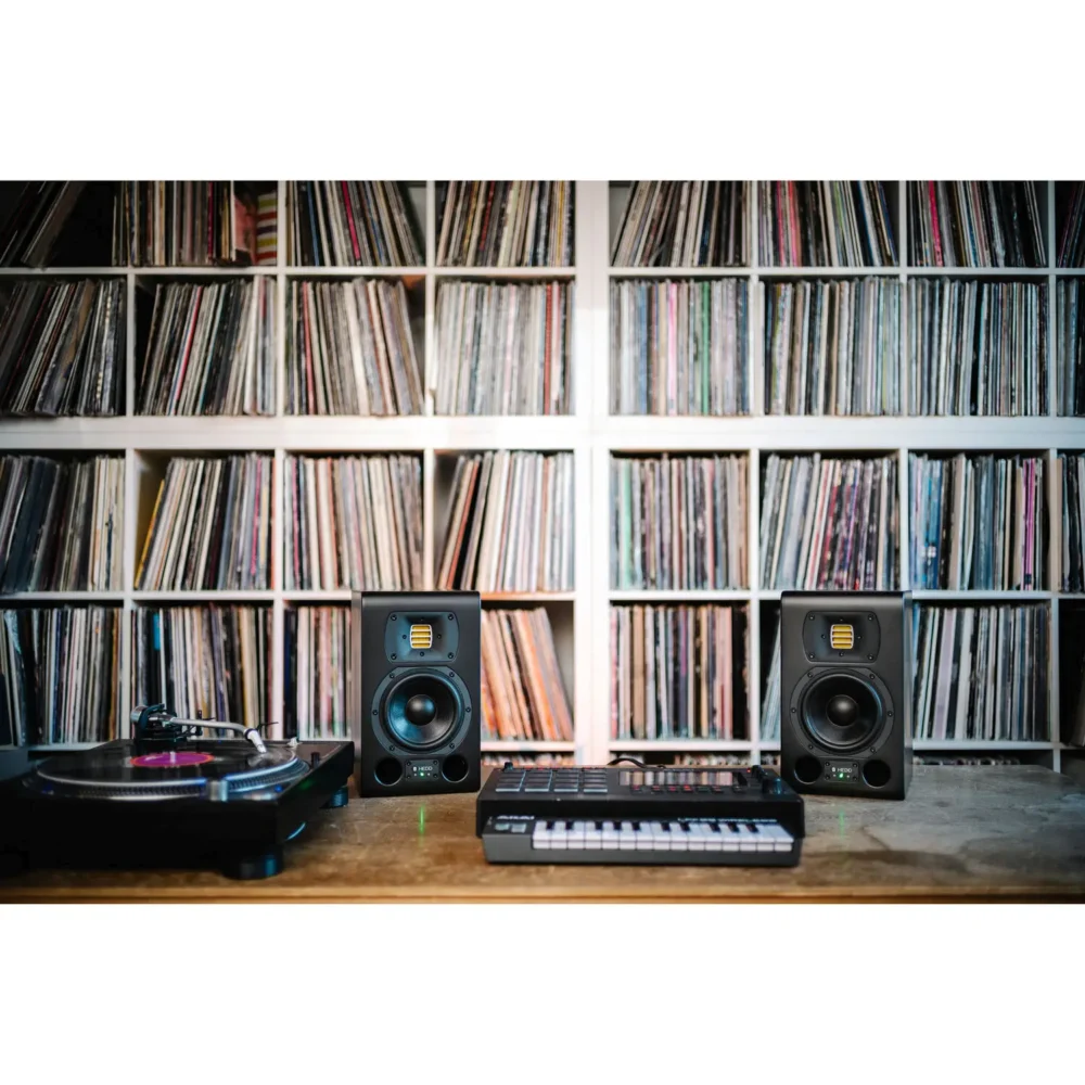 Alt opis fotografije: Pro-Ject Colourful Audio System E – kompletan analogni HiFi set sa gramofonom, pojačalom i zvučnicima u elegantnom dizajnu. Prodaja Artist d.o.o. Banja Luka, Sarajevo.