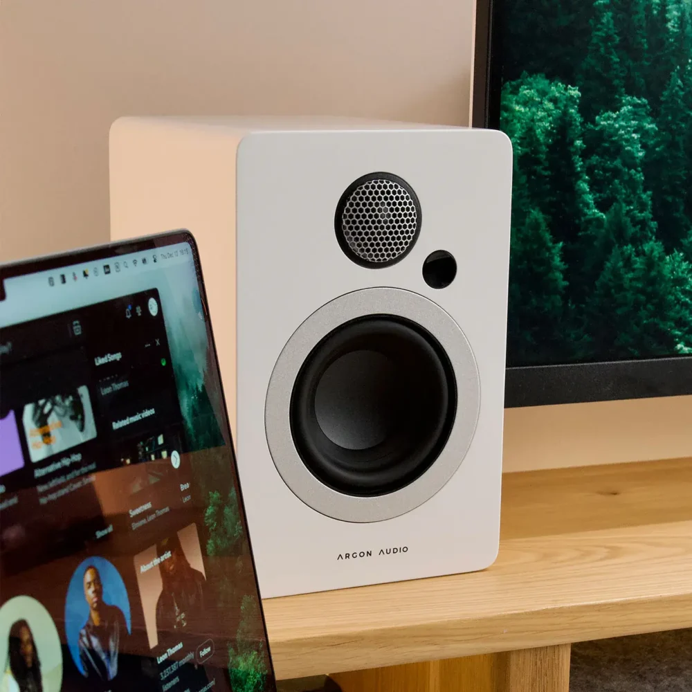 Argon Audio STUDIE 3 aktivni desktop zvučnici sa Bluetooth, USB-C i optičkim ulazom u bijeloj boji. Prodaja Artist d.o.o. Banja Luka, Sarajevo