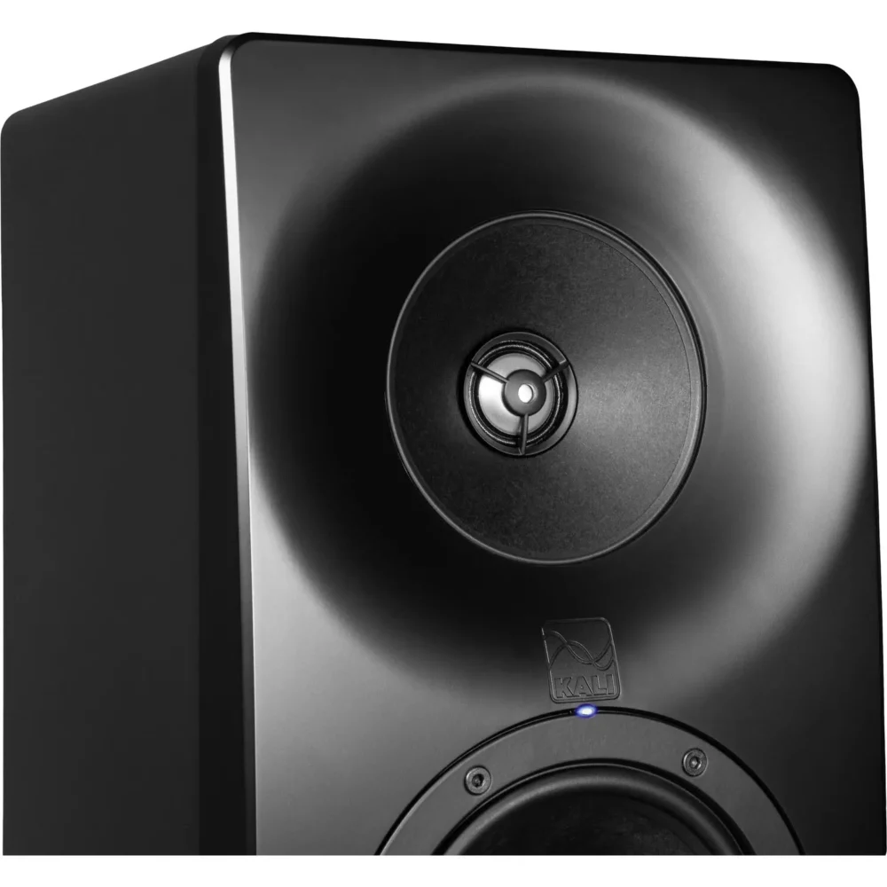 Kali Audio SM-5 trosistemski studijski monitor sa DSP kalibracijom – precizan referentni zvuk za miks i mastering. Prodaja Artist d.o.o. Banja Luka, Sarajevo.
