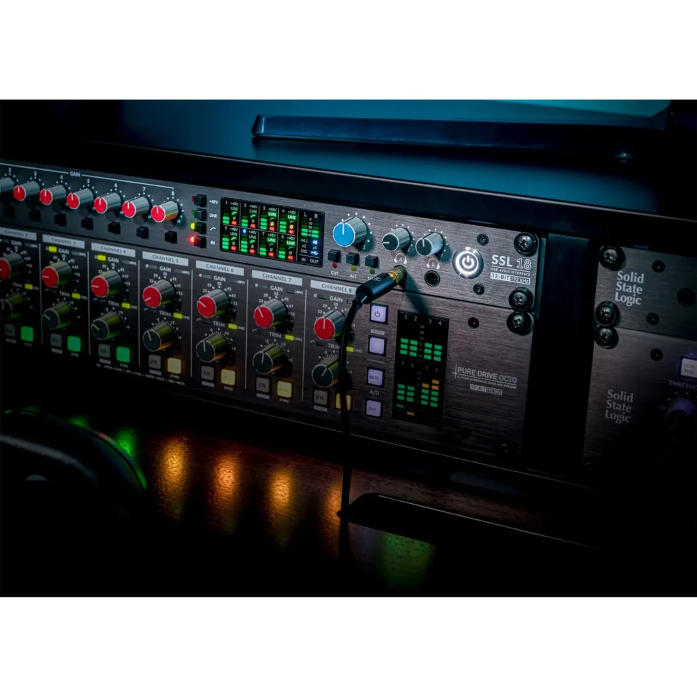 SSL 18 USB audio interfejs sa 26 ulaza i 28 izlaza, prikaz prednje i zadnje strane uređaja, visoko kvalitetna rack jedinica za profesionalnu studijsku upotrebu. Prodaja Artist d.o.o. Banja Luka, Sarajevo.
