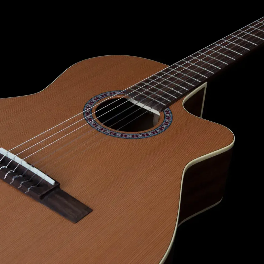 Godin Concert CW Clasica II klasična gitara od punog cedra i mahagonija, ručno izrađena u Kanadi, sa ugrađenom elektronikom, visokim sjajem i vrhunskim zvukom za studijsku i koncertnu upotrebu. Prodaja Artist d.o.o. Banja Luka, Sarajevo