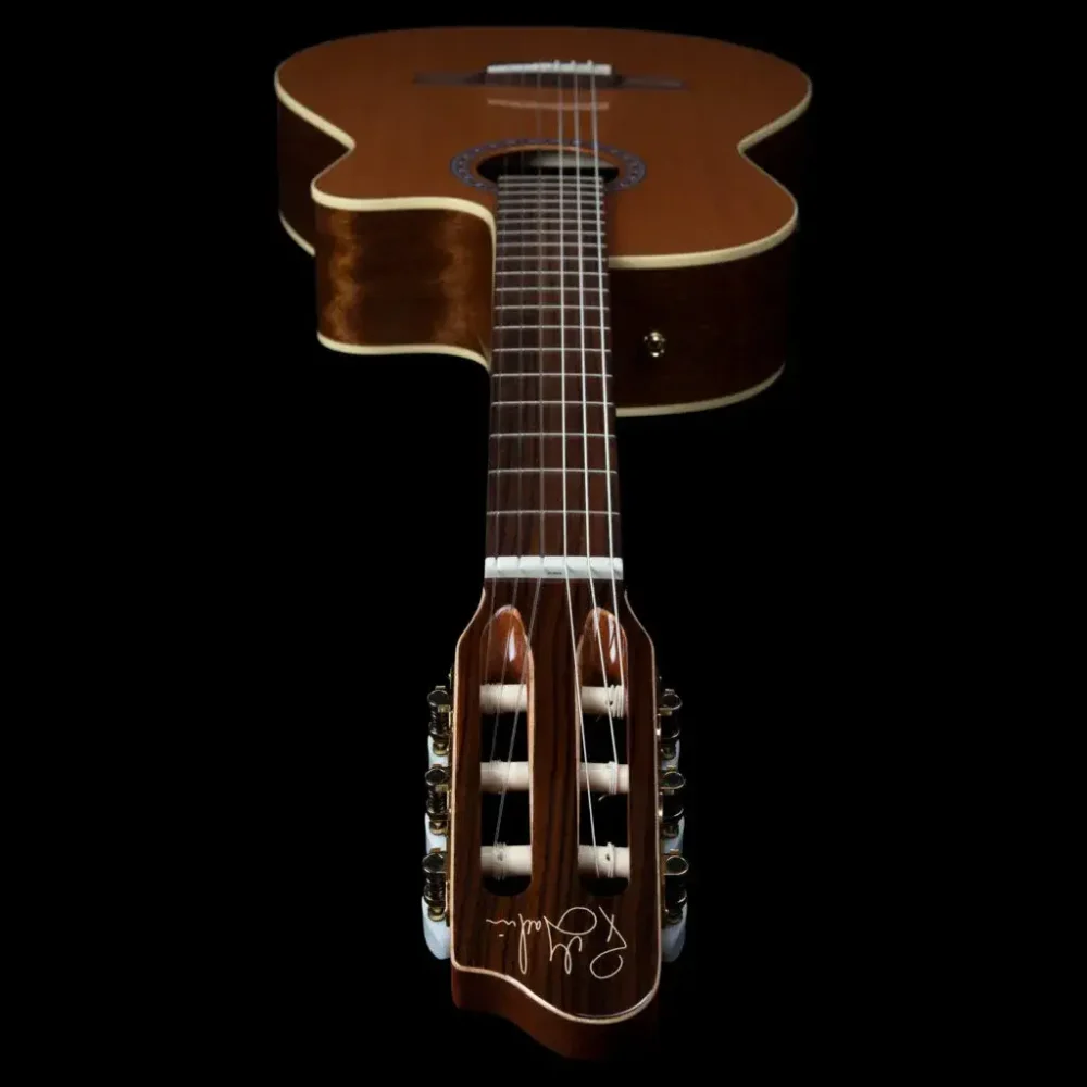 Godin Concert CW Clasica II klasična gitara od punog cedra i mahagonija, ručno izrađena u Kanadi, sa ugrađenom elektronikom, visokim sjajem i vrhunskim zvukom za studijsku i koncertnu upotrebu. Prodaja Artist d.o.o. Banja Luka, Sarajevo