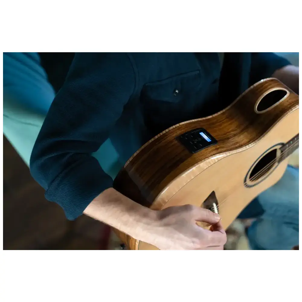 Washburn Bella Tono Suprema SC40SCE akustična-električna gitara sa solid spruce topom, Walnut back & sides, flame maple armrest i side sound portom, custom vine inlay na laurel fingerboardu i Barcus Berry LX4 preampom, pruža profesionalni zvuk, udobnu svirku i luksuznu estetiku. Prodaja Artist d.o.o. Banja Luka, Sarajevo.