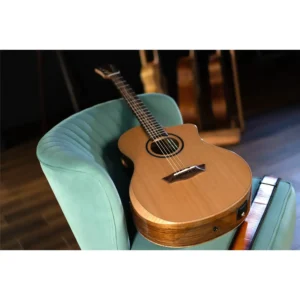 Washburn Bella Tono Suprema SC40SCE akustična-električna gitara sa solid spruce topom, Walnut back & sides, flame maple armrest i side sound portom, custom vine inlay na laurel fingerboardu i Barcus Berry LX4 preampom, pruža profesionalni zvuk, udobnu svirku i luksuznu estetiku. Prodaja Artist d.o.o. Banja Luka, Sarajevo.