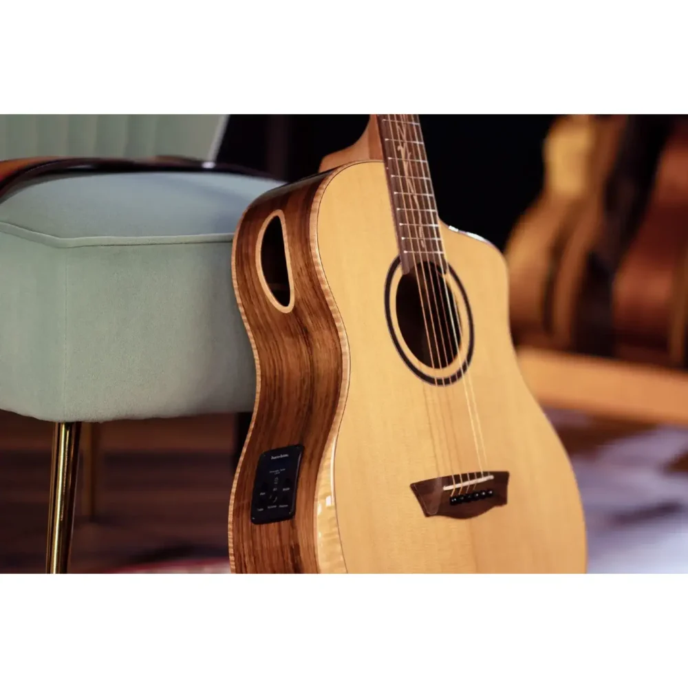 Washburn Bella Tono Suprema SC40SCE akustična-električna gitara sa solid spruce topom, Walnut back & sides, flame maple armrest i side sound portom, custom vine inlay na laurel fingerboardu i Barcus Berry LX4 preampom, pruža profesionalni zvuk, udobnu svirku i luksuznu estetiku. Prodaja Artist d.o.o. Banja Luka, Sarajevo.