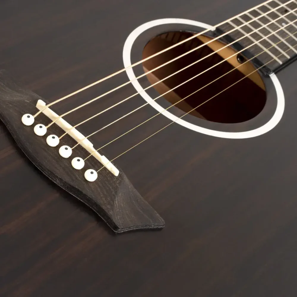 Washburn Deep Forest Ebony D akustična gitara sa Striped Ebony topom, Okoume back & sides, dreadnought tijelom, modernim vratom i Engineered wood fingerboardom sa dots inlay detaljima, pruža dubok, pun i uravnotežen ton za profesionalnu svirku. Prodaja Artist d.o.o. Banja Luka, Sarajevo.