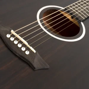 Washburn Deep Forest Ebony D akustična gitara sa Striped Ebony topom, Okoume back & sides, dreadnought tijelom, modernim vratom i Engineered wood fingerboardom sa dots inlay detaljima, pruža dubok, pun i uravnotežen ton za profesionalnu svirku. Prodaja Artist d.o.o. Banja Luka, Sarajevo.