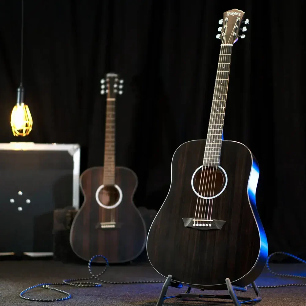 Washburn Deep Forest Ebony D akustična gitara sa Striped Ebony topom, Okoume back & sides, dreadnought tijelom, modernim vratom i Engineered wood fingerboardom sa dots inlay detaljima, pruža dubok, pun i uravnotežen ton za profesionalnu svirku. Prodaja Artist d.o.o. Banja Luka, Sarajevo.
