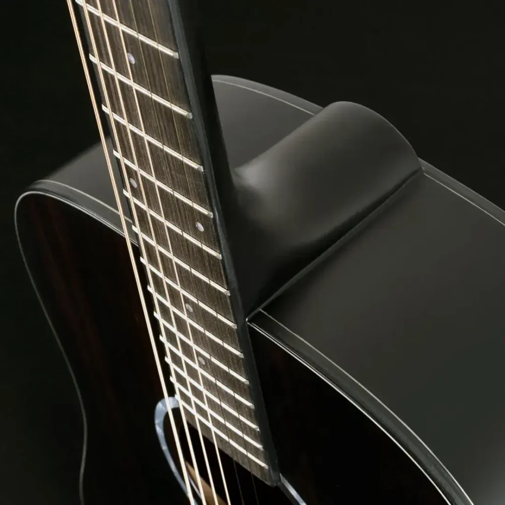 Washburn Deep Forest Ebony D akustična gitara sa Striped Ebony topom, Okoume back & sides, dreadnought tijelom, modernim vratom i Engineered wood fingerboardom sa dots inlay detaljima, pruža dubok, pun i uravnotežen ton za profesionalnu svirku. Prodaja Artist d.o.o. Banja Luka, Sarajevo.