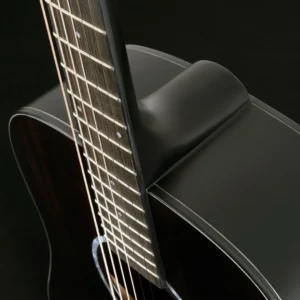 Washburn Deep Forest Ebony D akustična gitara sa Striped Ebony topom, Okoume back & sides, dreadnought tijelom, modernim vratom i Engineered wood fingerboardom sa dots inlay detaljima, pruža dubok, pun i uravnotežen ton za profesionalnu svirku. Prodaja Artist d.o.o. Banja Luka, Sarajevo.