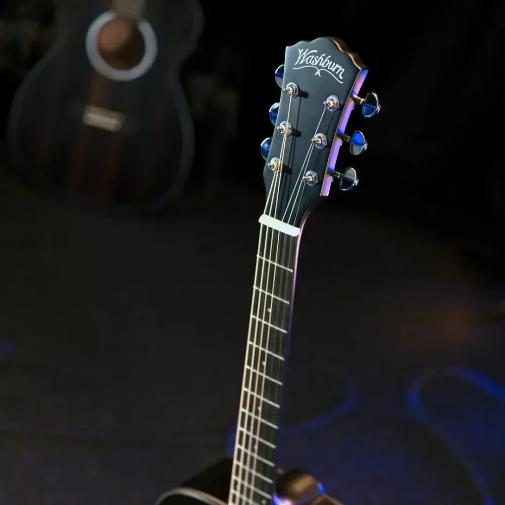 Washburn Deep Forest Ebony D akustična gitara sa Striped Ebony topom, Okoume back & sides, dreadnought tijelom, modernim vratom i Engineered wood fingerboardom sa dots inlay detaljima, pruža dubok, pun i uravnotežen ton za profesionalnu svirku. Prodaja Artist d.o.o. Banja Luka, Sarajevo.