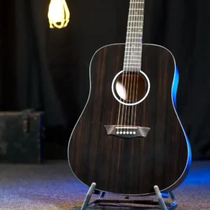 Washburn Deep Forest Ebony D akustična gitara sa Striped Ebony topom, Okoume back & sides, dreadnought tijelom, modernim vratom i Engineered wood fingerboardom sa dots inlay detaljima, pruža dubok, pun i uravnotežen ton za profesionalnu svirku. Prodaja Artist d.o.o. Banja Luka, Sarajevo.