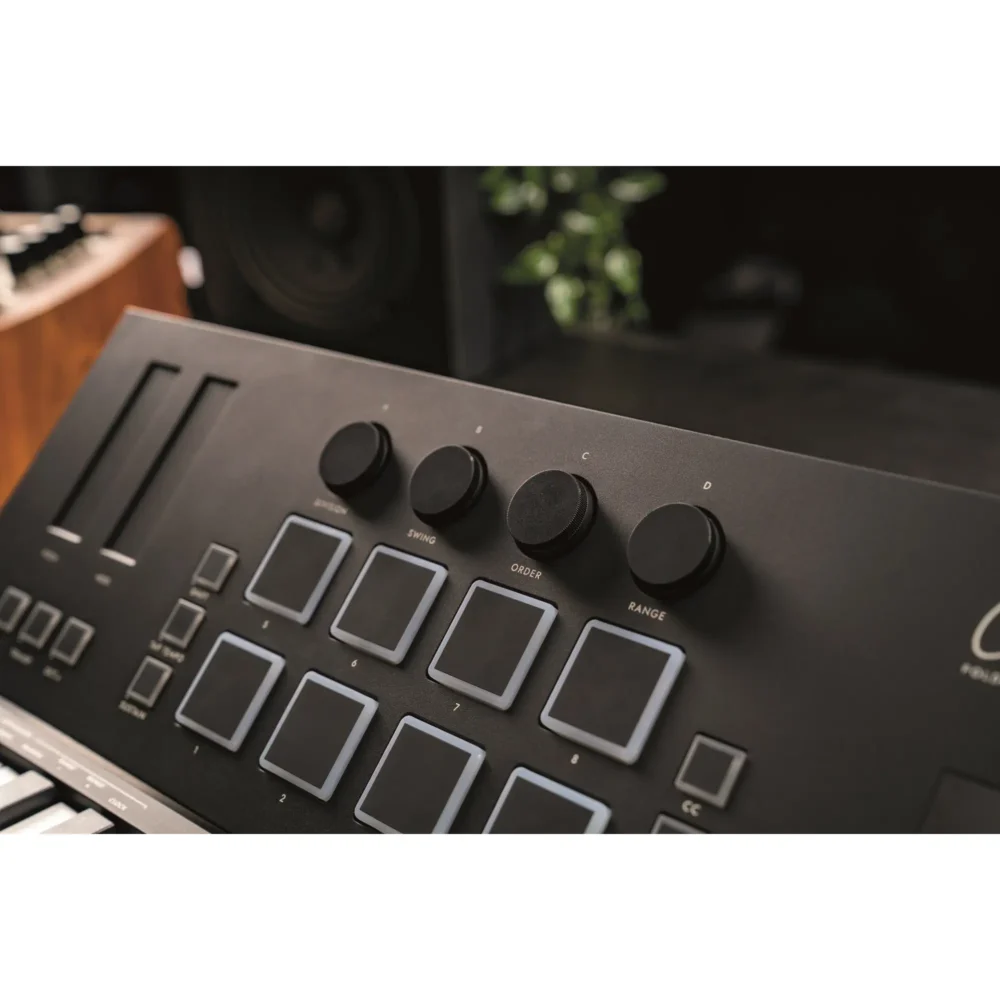 Carry-on Folding Controller 25 – MIDI preko Bluetooth, dinamički KEYs i PADovi, ugrađen arpeđator, predmapirame transport kontrole, maksimalna funkcionalnost u minimalnom formatu. Prodaja: Artist d.o.o. Banja Luka, Sarajevo