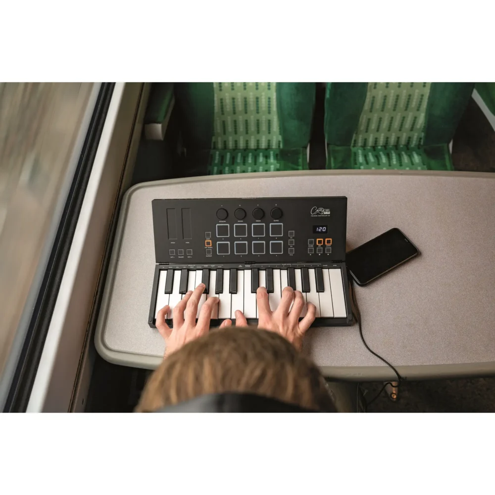 Carry-on Folding Controller 25 – MIDI preko Bluetooth, dinamički KEYs i PADovi, ugrađen arpeđator, predmapirame transport kontrole, maksimalna funkcionalnost u minimalnom formatu. Prodaja: Artist d.o.o. Banja Luka, Sarajevo