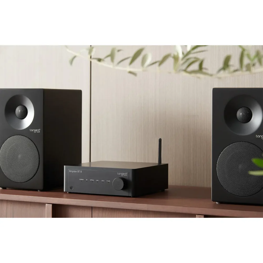 Tangent Ampster BT III je svestrano i snažno pojačalo koje efikasno objedinjuje sve vaše audio izvore u kompaktan i elegantan sistem.