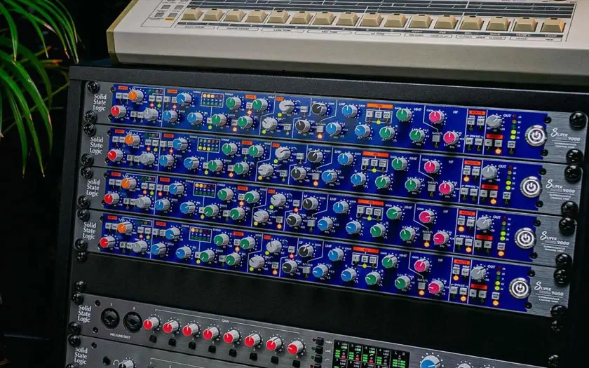 Profesionalni studijski rek sa četiri SSL SUPER 9000 Single-Channel Strip procesora Profesionalni studijski rek sa četiri SSL SUPER 9000 Single-Channel Strip procesora