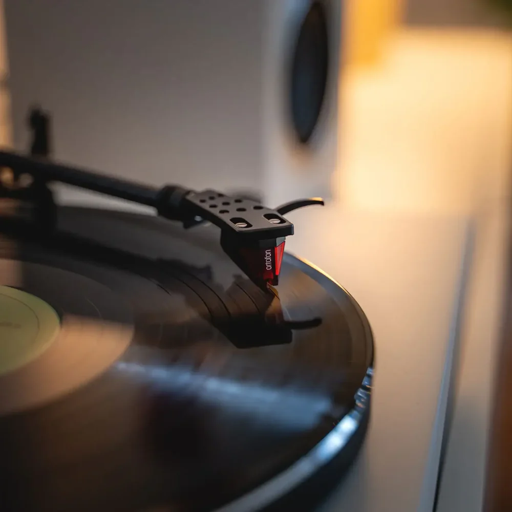 Argon Audio TT-3 PLUS, gramofon sa RIAA, gramofon sa karbonskom ručkom, Hi-Fi gramofon, Ortofon 2M Red, gramofon za ploče, Artist d.o.o. Prodaja u Artist d.o.o. prodavnicama Banja Luka, Sarajevo.