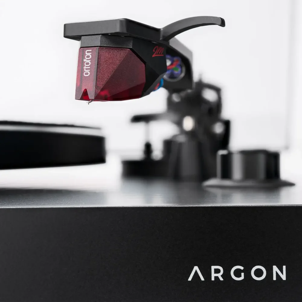 Argon Audio TT-3 PLUS, gramofon sa RIAA, gramofon sa karbonskom ručkom, Hi-Fi gramofon, Ortofon 2M Red, gramofon za ploče, Artist d.o.o. Prodaja u Artist d.o.o. prodavnicama Banja Luka, Sarajevo.