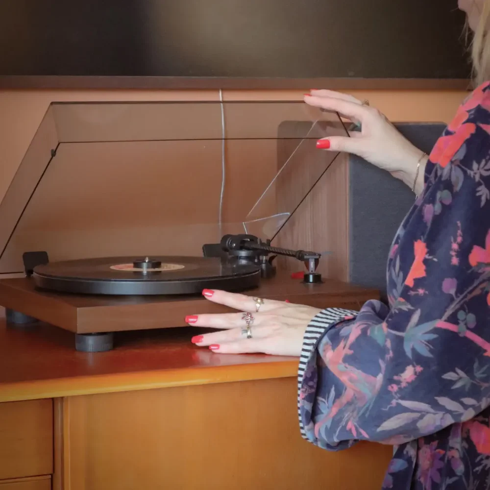 Argon Audio TT-3 PLUS, gramofon sa RIAA, gramofon sa karbonskom ručkom, Hi-Fi gramofon, Ortofon 2M Red, gramofon za ploče, Artist d.o.o. Prodaja u Artist d.o.o. prodavnicama Banja Luka, Sarajevo.