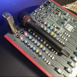 Xvive Audio M5, Xvive M5 bežični mikrofon, bežični vokalni mikrofon, 5.8 GHz bežični sistem, vokalni mikrofon sa XLR prijemnikom, Xvive mikrofon, bežični mikrofon za pjevanje. Prodaja u Artist d.o.o. prodavnicama Banja Luka, Sarajevo.